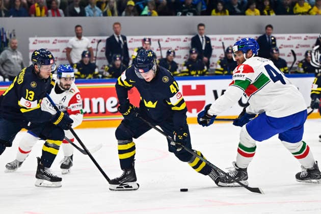 FRIBOURG, SCHWEIZ 20260522 Sveriges Lucas Raymond, Ivar Stenberg och Italiens Gregorio Gios under fredagens match i ishockey-VM (grupp B) mellan Sverige och Italien pa BCF Arena, Fribourg i Schweiz.