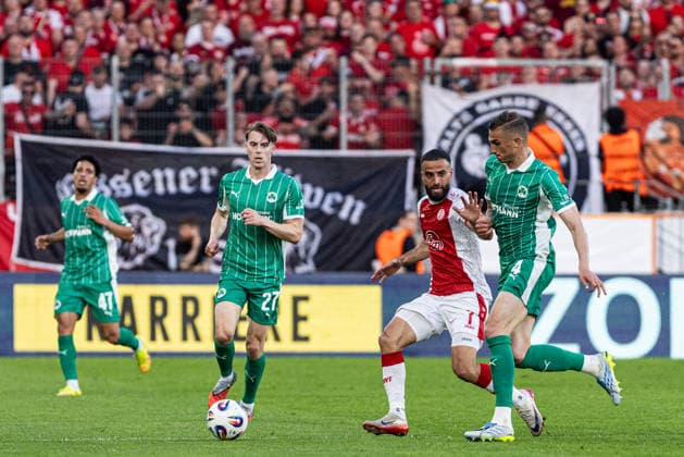 2.Bundesliga, Relegation: Rot-Weiss Essen - SpVgg Greuther Fürth; 22.05.2026 Ramien Safi (Rot-Weiss Essen, 7), Philipp Ziereis (SpVgg Greuther Fürth, 4) 2.Bundesliga, Relegation: Rot-Weiss Essen - SpVgg Greuther Fürth; Stadion an der Hafenstraße, Essen; 22.05.2026 DFL DFB regulations prohibit any use of photographs as image sequences and or quasi video. Copyright: xBEAUTIFULxSPORTS Buriakovx