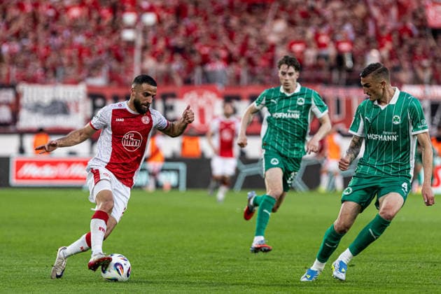 2.Bundesliga, Relegation: Rot-Weiss Essen - SpVgg Greuther Fürth; 22.05.2026 Ramien Safi (Rot-Weiss Essen, 7), Philipp Ziereis (SpVgg Greuther Fürth, 4) 2.Bundesliga, Relegation: Rot-Weiss Essen - SpVgg Greuther Fürth; Stadion an der Hafenstraße, Essen; 22.05.2026 DFL DFB regulations prohibit any use of photographs as image sequences and or quasi video. Copyright: xBEAUTIFULxSPORTS Buriakovx