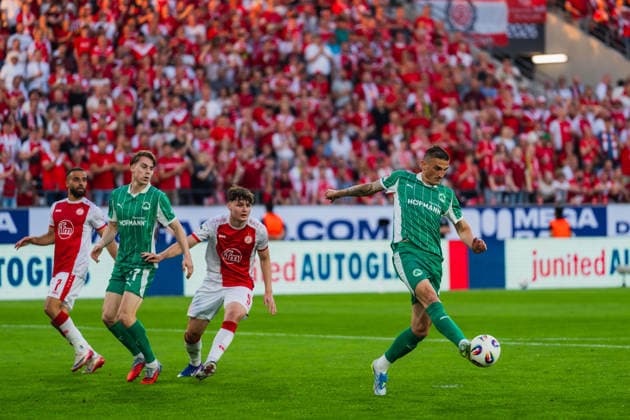 Dennis Srbeny (SpVgg Greuther Fuerth, 07) kann klaeren, Ramien Safi (Rot-Weiss Essen, 07), Luca Itter (SpVgg Greuther Fuerth, 27) und Jaka Cuber Potocnik (Rot-Weiss Essen, 09) schauen zu Rot-Weiss Essen vs. SpVgg Greuther Fuerth, Fussball, 2.Bundesliga-Relegation 2025 26, Relegation-Hinspiel, Saison 2025 26, 22.05.2026, DFL REGULATIONS PROHIBIT ANY USE OF PHOTOGRAPHS AS IMAGE SEQUENCES AND OR QUASI-VIDEO, Rot-Weiss Essen vs. FC Ingolstadt 04, Fussball, 2.Bundesliga-Relegation 2025 26, Relegation-Hinspiel, Saison 2025 26, 22.05.2026 Essen Copyright: xEibner-Pressefoto LukasxBaldygax EP_LBA