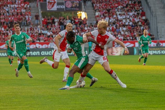 22.05.2026, xgrfx, Fussball 2.Bundesliga Relegation, Rot-Weiss Essen - SpVgg Greuther Fürth v.l. Noel Futkeu (Greuther Fürth), Ben Hüning (Rot Weiß Essen) (DFL DFB REGULATIONS PROHIBIT ANY USE OF PHOTOGRAPHS as IMAGE SEQUENCES and or QUASI-VIDEO) Essen