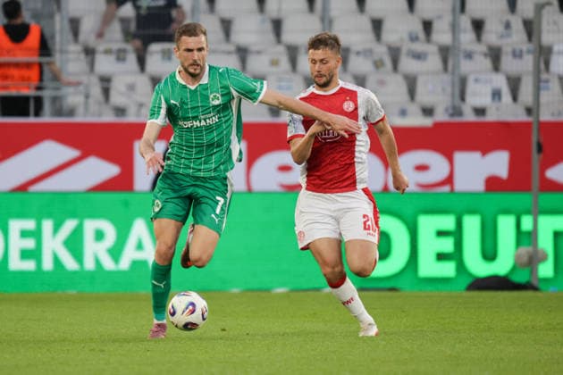 22.05.2026, xgrfx, Fussball 2.Bundesliga Relegation, Rot-Weiss Essen - SpVgg Greuther Fürth v.l. Dennis Srbeny (Greuther Fürth), Torben Müsel (Rot Weiß Essen) (DFL DFB REGULATIONS PROHIBIT ANY USE OF PHOTOGRAPHS as IMAGE SEQUENCES and or QUASI-VIDEO) Essen