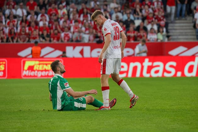 22.05.2026, xgrfx, Fussball 2.Bundesliga Relegation, Rot-Weiss Essen - SpVgg Greuther Fürth v.l. Dennis Srbeny (Greuther Fürth), Gianluca Swajkowski (Rot Weiß Essen) (DFL DFB REGULATIONS PROHIBIT ANY USE OF PHOTOGRAPHS as IMAGE SEQUENCES and or QUASI-VIDEO) Essen