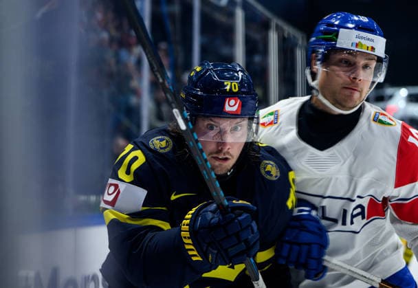 260522 Oscar Sundqvist of Sweden and Bryce Misley of Italy during the 2026 IIHF Ice hockey, Eishockey World Championship, WM, Weltmeisterschaft match between Sweden and Italy on May 22, 2026 in Fribourg. Photo: Jesper Zerman BILDBYRAN kod JZ JZ0726 ishockey ice hockey ishockey-vm 2026 vm 2026 iihf world championship sverige sweden italien italy bbeng Copyright: JESPERxZERMAN BB260522JZ122