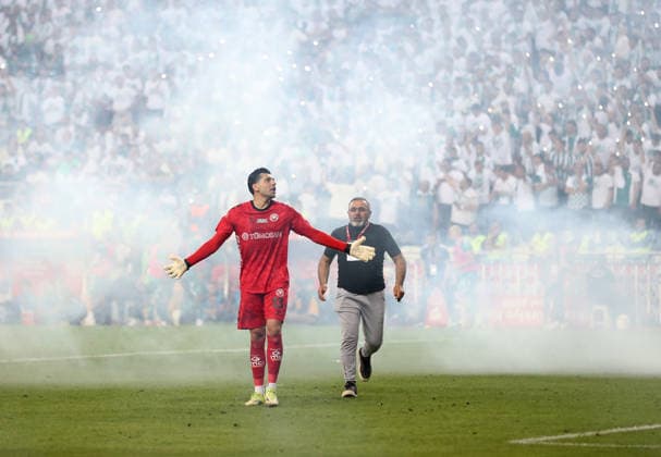 Trabzonspor v TUMOSAN Konyaspor - Turkish Cup Final ANTALYA, TURKIYE - MAY 22: Bahadir Han Gungordu (13) of Konyaspor reacts to fans throwing torches into the pitch during Turkish Cup final between Trabzonspor and TUMOSAN Konyaspor at Corendon Airlines Park Antalya Stadium in Antalya, Turkiye on May 22, 2026. Fatih Hepokur Anadolu Antalya Turkey. Editorial use only. Please get in touch for any other usage.  Copyright: x2026xAnadoluxFatihxHepokurx