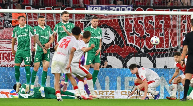 22.05.2026 - Fussball - Saison 2025 2026 - Relegation 2. Fussball Bundesliga - Hinspiel: Rot Weiss Essen RWE - SpVgg Greuther Fürth ( Kleeblatt ) - Sportfoto Zink - xwoxzix - DFL regulations prohibit any use of photographs as image sequences and or quasi-video - only for editorial use - Torben Müsel (26, Rot-Weiss Essen ) erzielt Treffer Tor Torschuß zum 1:0 per Freistoß