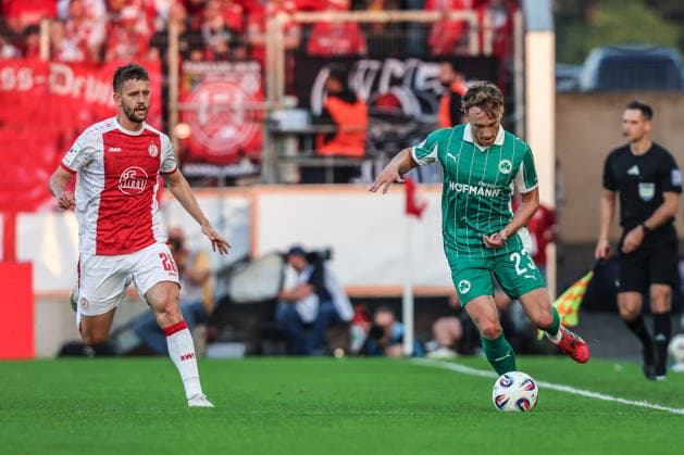 Fussball, Relegation 2026 Saison 2025 2026 Hinspiel Rot Weiss Essen - SpVgg Greuther Fürth 22.05.2026, Stadion an der Hafenstraße Torben Müsel (Rot-Weiss Essen, 26) Jannik Dehm (Greuther Fürth, 23) Zweikampf Essen Stadion an der Hafenstraße Nordrhein-Westfalen Deutschland