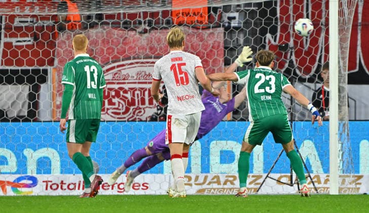 22.05.2026 - Fussball - Saison 2025 2026 - Relegation 2. Fussball Bundesliga - Hinspiel: Rot Weiss Essen RWE - SpVgg Greuther Fürth ( Kleeblatt ) - Sportfoto Zink MeZi - xmexzix - DFL regulations prohibit any use of photographs as image sequences and or quasi-video - only for editorial use - Silas Prüfrock (43, SpVgg Greuther Fürth ) muss Gegentor Tor zum zum 1:0 hinnehmen durch Torben Müsel (26, Rot-Weiss Essen, nicht im Bild )