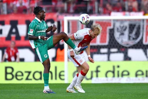 Rot-Weiss Essen - Greuther Fürth ** NUR FÜR REDAKTIONELLE ZWECKE ** EDITORIAL USE ONLY **<p>Fußball Relegation zur 2. Bundesliga Hinspiel: Rot-Weiss Essen - Reuther Fürth am 22.05.2026 im Stadion an der Hafenstrasse in Essen Noel Futkeu ( Greuther Fürth ), links - Ben Hüning ( Rot-Weiss Essen ), rechts Deutschland Nordrhein-Westfalen Essen Copyright: ThorstenxTillmann