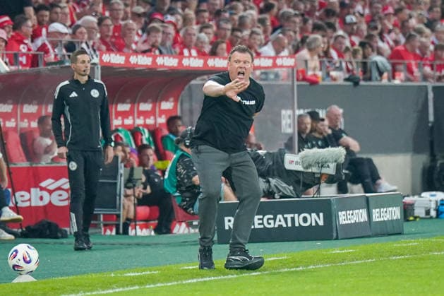 Deutschland: Fussball 2. Bundesliga Relegation 2025 - 2026 - Rot Weiss Essen vs SpVgg Greuther-Fürth - Stadion an der Hafenstraße (Essen): Uwe Koschinat (Trainer, Rot-Weiss Essen) Mimik, Gesichtsausdruck, Emotion, Geste, Gestik, Emotion Copyright: xJOERANxSTEINSIEKx