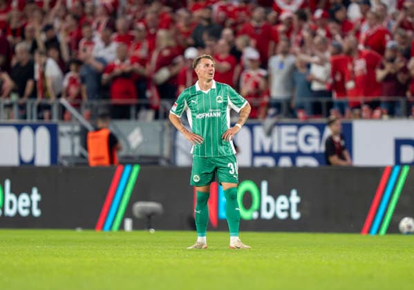 Felix Klaus (SpVgg Greuther Fuerth, 30) enttaeuscht, enttaeuscht schauend, dissapointed, traurig, frustiert, frust, gefrustet, frustrated nach dem Gegentor zum 1-0 Rot Weiss Essen - SpVgg Greuther Fürth, Fussball, Relegation zur 2. Bundesliga, Stadion an der Hafenstraße, Essen DFL regulations prohibit any use of photographs as image sequences and or quasi-video. Copyright: HMBxMedia xMarcoxBader