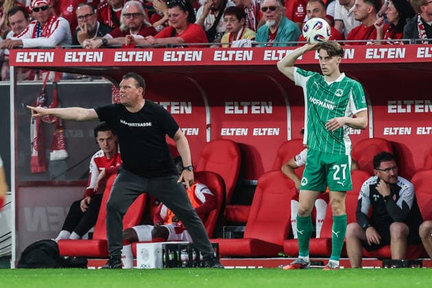 Fussball, Relegation 2026 Saison 2025 2026 Hinspiel Rot Weiss Essen - SpVgg Greuther Fürth 22.05.2026, Stadion an der Hafenstraße Uwe Koschinat (Trainer, Rot-Weiss Essen) Gian-Luca Itter (Greuther Fürth, 27) Essen Stadion an der Hafenstraße Nordrhein-Westfalen Deutschland