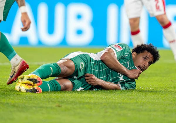 Sayfallah Ltaief (SpVgg Greuther Fuerth, 47) liegt beim Freistoss auf dem Boden hinter der Mauer und kann nur zusehen wie der Ball ins Tor einschlägt. Tor, Goal für RW Essen Rot Weiss Essen - SpVgg Greuther Fürth, Fussball, Relegation zur 2. Bundesliga, Stadion an der Hafenstraße, Essen DFL regulations prohibit any use of photographs as image sequences and or quasi-video. Copyright: HMBxMedia xMarcoxBader