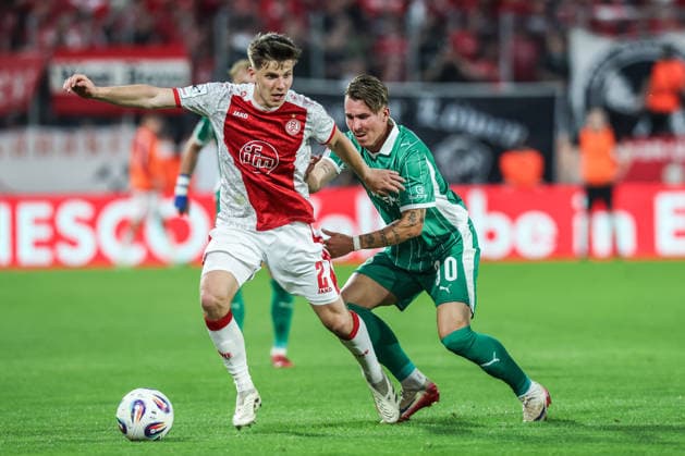 Fussball, Relegation 2026 Saison 2025 2026 Hinspiel Rot Weiss Essen - SpVgg Greuther Fürth 22.05.2026, Stadion an der Hafenstraße Michael Kostka (Rot-Weiss Essen, 2) Felix Klaus (Greuther Fürth, 30) Zweikampf Essen Stadion an der Hafenstraße Nordrhein-Westfalen Deutschland