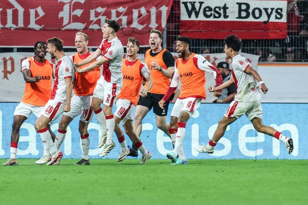 Fussball, Relegation 2026 Saison 2025 2026 Hinspiel Rot Weiss Essen - SpVgg Greuther Fürth 22.05.2026, Stadion an der Hafenstraße Torjubel Rot-Weiss Essen nach dem Tor zum 1-0 durch Torben Müsel (Rot-Weiss Essen, 26), die Spieler freuen sich Essen Stadion an der Hafenstraße Nordrhein-Westfalen Deutschland