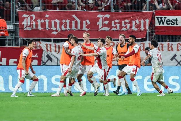 Fussball, Relegation 2026 Saison 2025 2026 Hinspiel Rot Weiss Essen - SpVgg Greuther Fürth 22.05.2026, Stadion an der Hafenstraße Torjubel Rot-Weiss Essen nach dem Tor zum 1-0 durch Torben Müsel (Rot-Weiss Essen, 26), die Spieler freuen sich Essen Stadion an der Hafenstraße Nordrhein-Westfalen Deutschland