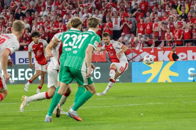 22.05.2026, xgrfx, Fussball 2.Bundesliga Relegation, Rot-Weiss Essen - SpVgg Greuther Fürth v.l Tor,, Torben Müsel zum 1:0 (Rot Weiß Essen) (DFL DFB REGULATIONS PROHIBIT ANY USE OF PHOTOGRAPHS as IMAGE SEQUENCES and or QUASI-VIDEO) Essen