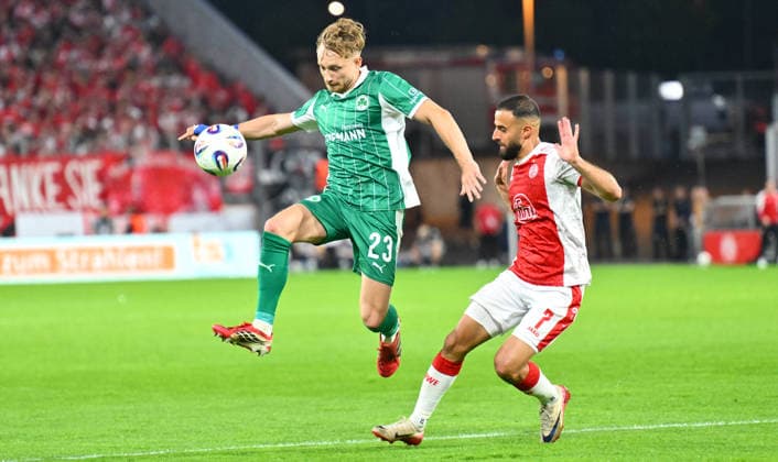 22.05.2026 - Fussball - Saison 2025 2026 - Relegation 2. Fussball Bundesliga - Hinspiel: Rot Weiss Essen RWE - SpVgg Greuther Fürth ( Kleeblatt ) - Sportfoto Zink - xwoxzix - DFL regulations prohibit any use of photographs as image sequences and or quasi-video - only for editorial use - Jannik Dehm ( 23, SpVgg Greuther Fürth ) Ramien Safi (7, Rot-Weiss Essen )