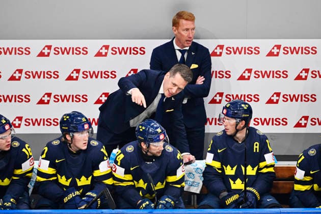 FRIBOURG, SCHWEIZ 20260522 Sveriges förbundskapten Sam Hallam och assisterade Jörgen Jönsson under fredagens match i ishockey-VM (grupp B) mellan Sverige och Italien pa BCF Arena, Fribourg i Schweiz.