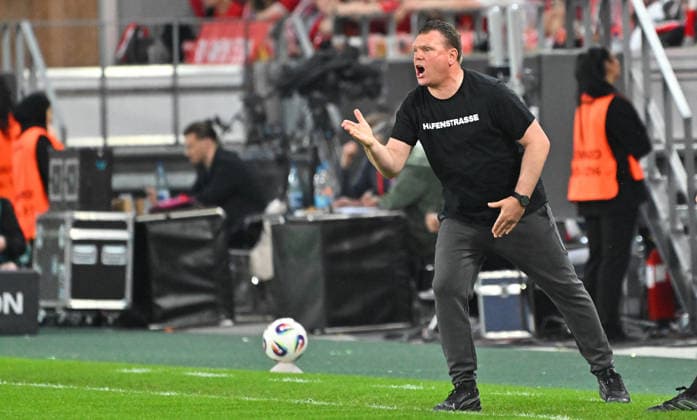 22.05.2026 - Fussball - Saison 2025 2026 - Relegation 2. Fussball Bundesliga - Hinspiel: Rot Weiss Essen RWE - SpVgg Greuther Fürth ( Kleeblatt ) - Sportfoto Zink MeZi - xmexzix - DFL regulations prohibit any use of photographs as image sequences and or quasi-video - only for editorial use - Uwe Koschinat (Trainer Rot-Weiss Essen )
