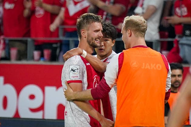 Deutschland: Fussball 2. Bundesliga Relegation 2025 - 2026 - Rot Weiss Essen vs SpVgg Greuther-Fürth - Stadion an der Hafenstraße (Essen): Tor und Torjubel zum 1:0 durch Torben Müsel Torben Muesel (Rot-Weiss Essen, 26) Freude, Emotionen, Jubel Kaito Mizuta (Rot-Weiss Essen, 24) Copyright: xJOERANxSTEINSIEKx