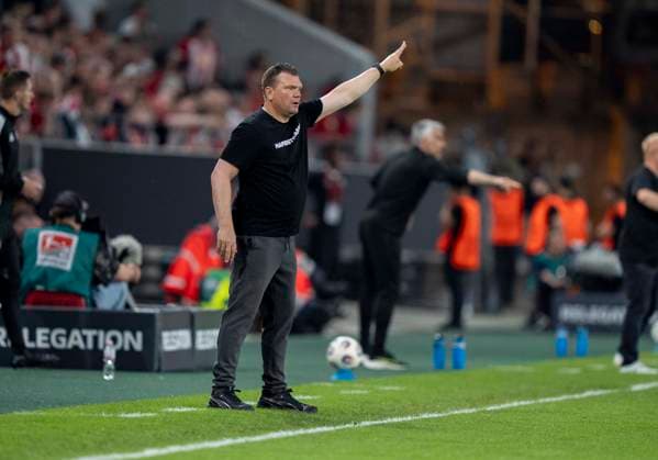 Uwe Koschinat (Rot-Weiss Essen, Trainer, Coach) gibt Anweisungen, gestikuliert, mit den Armen gestikulieren, gives instructions, gesticulate, gesticolando, emotionen Rot Weiss Essen - SpVgg Greuther Fürth, Fussball, Relegation zur 2. Bundesliga, Stadion an der Hafenstraße, Essen DFL regulations prohibit any use of photographs as image sequences and or quasi-video. Copyright: HMBxMedia xMarcoxBader