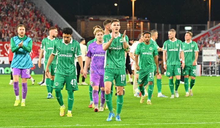 22.05.2026 - Fussball - Saison 2025 2026 - Relegation 2. Fussball Bundesliga - Hinspiel: Rot Weiss Essen RWE - SpVgg Greuther Fürth ( Kleeblatt ) - Sportfoto Zink MeZi - xmexzix - DFL regulations prohibit any use of photographs as image sequences and or quasi-video - only for editorial use - Branimir Hrgota (10, SpVgg Greuther Fürth ) und Co enttäuscht Enttäuschung nach Spielende bei Fans Fanblock