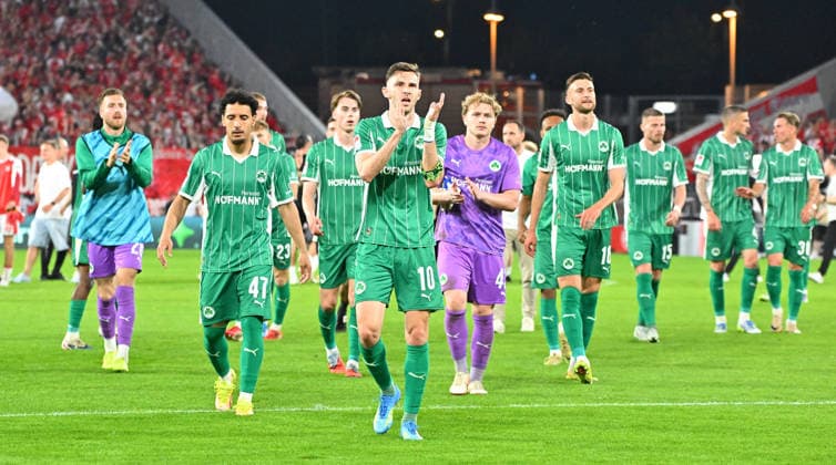 22.05.2026 - Fussball - Saison 2025 2026 - Relegation 2. Fussball Bundesliga - Hinspiel: Rot Weiss Essen RWE - SpVgg Greuther Fürth ( Kleeblatt ) - Sportfoto Zink MeZi - xmexzix - DFL regulations prohibit any use of photographs as image sequences and or quasi-video - only for editorial use - Sayfallah Ltaief (47, SpVgg Greuther Fürth ) Branimir Hrgota (10, SpVgg Greuther Fürth ) Silas Prüfrock (43, SpVgg Greuther Fürth ) Felix Higl (18, SpVgg Greuther Fürth ) enttäuscht Enttäuschung nach Spielende