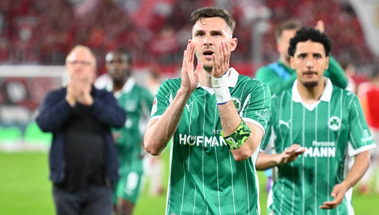 22.05.2026 - Fussball - Saison 2025 2026 - Relegation 2. Fussball Bundesliga - Hinspiel: Rot Weiss Essen RWE - SpVgg Greuther Fürth ( Kleeblatt ) - Sportfoto Zink - xwoxzix - DFL regulations prohibit any use of photographs as image sequences and or quasi-video - only for editorial use - Branimir Hrgota (10, SpVgg Greuther Fürth ) vor Greutherfürthfans Fans Fanblock Kleeblattfans nach Spielende