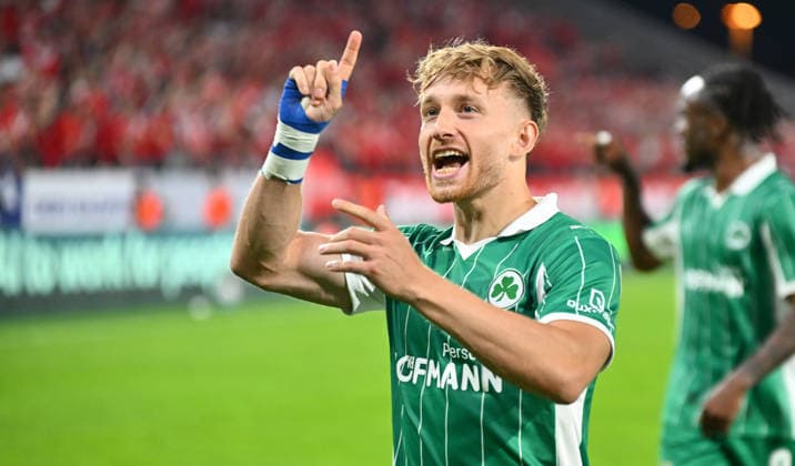 22.05.2026 - Fussball - Saison 2025 2026 - Relegation 2. Fussball Bundesliga - Hinspiel: Rot Weiss Essen RWE - SpVgg Greuther Fürth ( Kleeblatt ) - Sportfoto Zink - xwoxzix - DFL regulations prohibit any use of photographs as image sequences and or quasi-video - only for editorial use - Jannik Dehm ( 23, SpVgg Greuther Fürth ) vor Greutherfürthfans Fans Fanblock Kleeblattfans nach Spielende