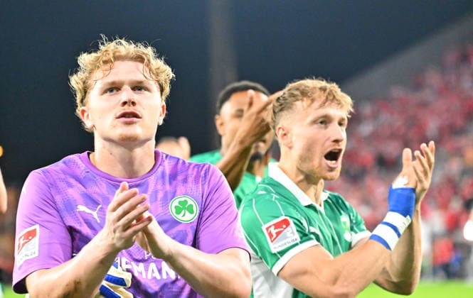 22.05.2026 - Fussball - Saison 2025 2026 - Relegation 2. Fussball Bundesliga - Hinspiel: Rot Weiss Essen RWE - SpVgg Greuther Fürth ( Kleeblatt ) - Sportfoto Zink MeZi - xmexzix - DFL regulations prohibit any use of photographs as image sequences and or quasi-video - only for editorial use - Silas Prüfrock (43, SpVgg Greuther Fürth ) Jannik Dehm ( 23, SpVgg Greuther Fürth ) positiv nach Spielende