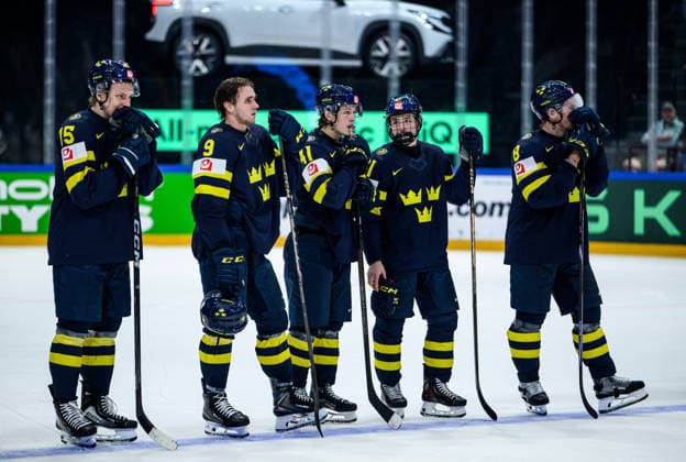 260522 Jack Berglund, Linus Karlsson, Ivar Stenberg, Viggo Björck and Robert Hägg of Sweden after the 2026 IIHF Ice hockey, Eishockey World Championship, WM, Weltmeisterschaft match between Sweden and Italy on May 22, 2026 in Fribourg. Photo: Jesper Zerman BILDBYRAN kod JZ JZ0726 ishockey ice hockey ishockey-vm 2026 vm 2026 iihf world championship sverige sweden italien italy bbeng Copyright: JESPERxZERMAN BB260522JZ134