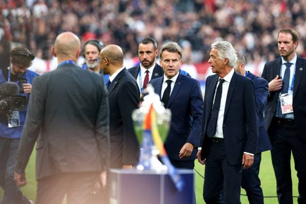FINALE CDF - RC LENS - NICE PHOTOPQR VOIX DU NORD matthieu botte ; 22 05 2026 ; SAINT DENIS 20260522. - football - finale de couped eFrance entre le RCL ( Lens ) et l OGC Nice au stade de France. Le president Emmanuel Macron sur la pelouse . Photo matthieu botte French Cup final football match between RC Lens and OGC Nice at the Stade de France stadium, in Paris, on May 22, 2026.
