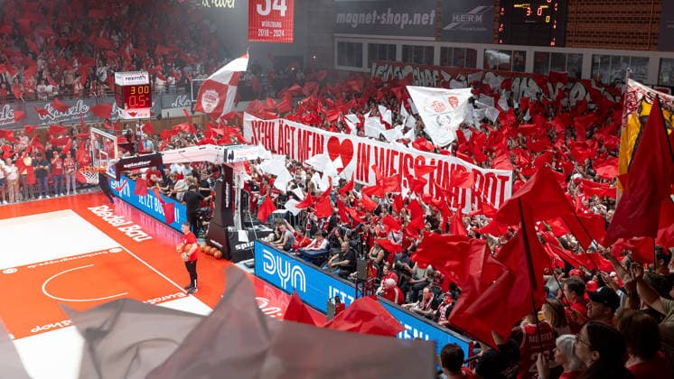 Im Bild: Choreographie der Wuerzburg Baskets Fans 22.05.2026, Basketball, Fitness First Wuerzburg Baskets vs. Telekom Baskets Bonn, easyCredit BBL Playoffs, 3. Viertelfinale, Deutschland, 97072, tectake-Arena Wuerzburg, Copyright: HMBxMedia xJulienxBecker