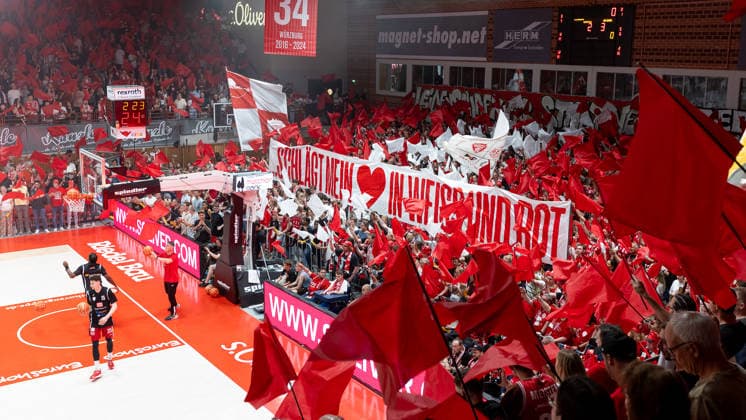 Im Bild: Choreographie der Wuerzburg Baskets Fans 22.05.2026, Basketball, Fitness First Wuerzburg Baskets vs. Telekom Baskets Bonn, easyCredit BBL Playoffs, 3. Viertelfinale, Deutschland, 97072, tectake-Arena Wuerzburg, Copyright: HMBxMedia xJulienxBecker