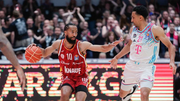 Im Bild: v.li. Davion Mintz (Wuerzburg Baskets, 10) am Ball gegen Joel Aminu (Telekom Baskets Bonn, 21) 22.05.2026, Basketball, Fitness First Wuerzburg Baskets vs. Telekom Baskets Bonn, easyCredit BBL Playoffs, 3. Viertelfinale, Deutschland, 97072, tectake-Arena Wuerzburg, Copyright: HMBxMedia xJulienxBecker