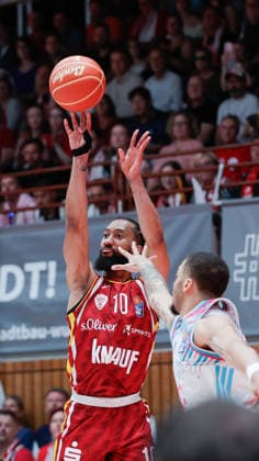 Im Bild: v.li. Davion Mintz (Wuerzburg Baskets, 10) mit dem Dreier gegen Alijah Comithier (Telekom Baskets Bonn, 2) 22.05.2026, Basketball, Fitness First Wuerzburg Baskets vs. Telekom Baskets Bonn, easyCredit BBL Playoffs, 3. Viertelfinale, Deutschland, 97072, tectake-Arena Wuerzburg, Copyright: HMBxMedia xJulienxBecker