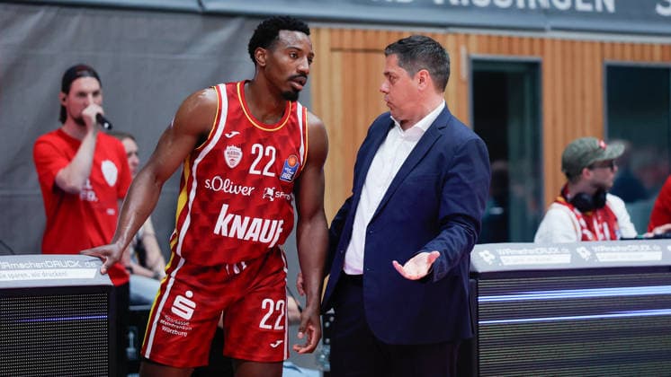 Im Bild: v.li. Johnathan Stove (Wuerzburg Baskets, 22) und Head-Coach Sasa Filipovski (Wuerzburg Baskets) besprechen sich. 22.05.2026, Basketball, Fitness First Wuerzburg Baskets vs. Telekom Baskets Bonn, easyCredit BBL Playoffs, 3. Viertelfinale, Deutschland, 97072, tectake-Arena Wuerzburg, Copyright: HMBxMedia xJulienxBecker