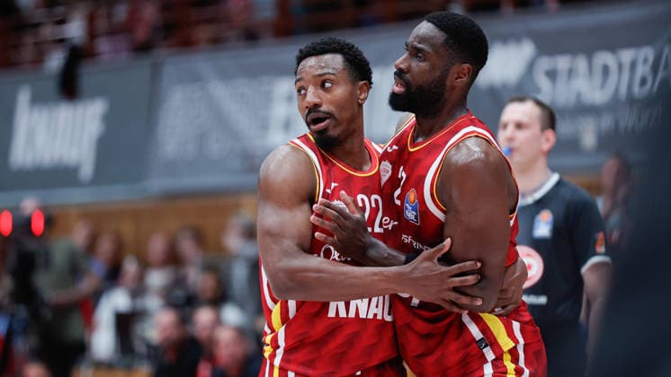 Im Bild: v.li. Johnathan Stove (Wuerzburg Baskets, 22) haelt Eddy Edigin (Wuerzburg Baskets, 27) nach einer Schiedsrichtersituation zurueck 22.05.2026, Basketball, Fitness First Wuerzburg Baskets vs. Telekom Baskets Bonn, easyCredit BBL Playoffs, 3. Viertelfinale, Deutschland, 97072, tectake-Arena Wuerzburg, Copyright: HMBxMedia xJulienxBecker