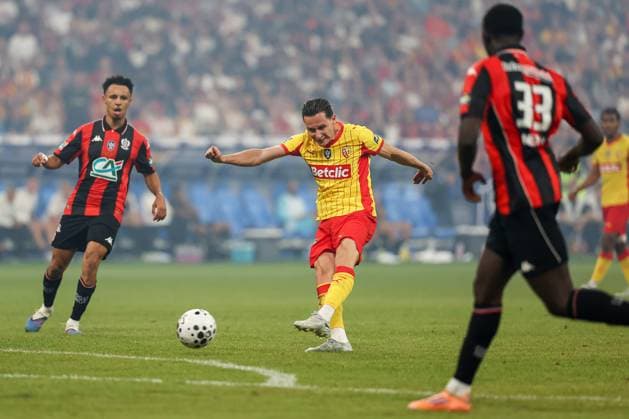 FINALE CDF - RC LENS - NICE PHOTOPQR VOIX DU NORD matthieu botte ; 22 05 2026 ; SAINT DENIS 20260522. - football - finale de couped eFrance entre le RCL ( Lens ) et l OGC Nice au stade de France. Frappe de Florian Thauvin . Photo matthieu botte French Cup final football match between RC Lens and OGC Nice at the Stade de France stadium, in Paris, on May 22, 2026. France  Copyright: xPHOTOPQR VOIXxDUxNORD MAXPPPxmatthieuxbottex 20260522VDN3226 20260522VDN3226