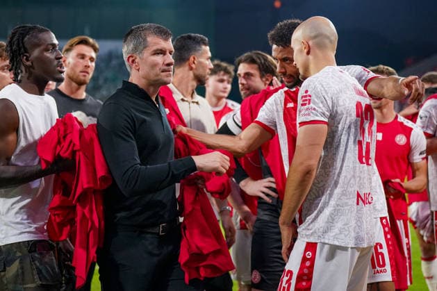 Deutschland: Fussball 2. Bundesliga Relegation 2025 - 2026 - Rot Weiss Essen vs SpVgg Greuther-Fürth - Stadion an der Hafenstraße (Essen): Freude, Emotionen und Jubel nach dem Sieg im ersten Relegationsspiel bei Rot Weiss Essen. Im Mittelpunkt standen dabei von Fans gestaltete T-Shirts mit der Aufschrift Rot-Weiss Essen Keiner kann uns brechen. Zunächst herrschte innerhalb der Mannschaft Unsicherheit, ob die Shirts getragen werden sollen. Erst nach Gesprächen zwischen den Fans und Marcus Steegmann, Direktor Profifußball bei RWE, wurde die Situation geklärt. Copyright: xJOERANxSTEINSIEKx