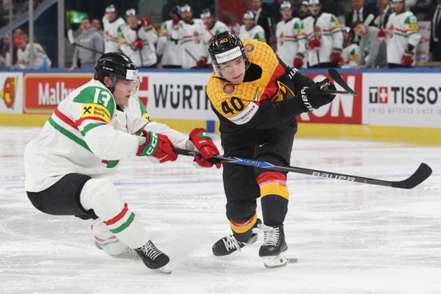 22.05.2026 Swiss Life Arena Zuerich , SCHWEIZ, Herren Eishockey IIHF World Championship, WM, Weltmeisterschaft Zurich 2026 Gruppe A GER - HUN Krisztian Nagy (li,HUN) gegen Alexander Ehl (GER)