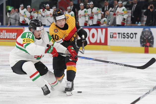 22.05.2026 Swiss Life Arena Zuerich , SCHWEIZ, Herren Eishockey IIHF World Championship, WM, Weltmeisterschaft Zurich 2026 Gruppe A GER - HUN Krisztian Nagy (li,HUN) gegen Alexander Ehl (GER)