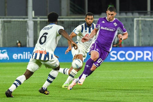 Fußball, Italien, AC Florenz - Atalanta Bergamo FOOTBALL - Serie A - ACF Fiorentina vs Atalanta BC Photo by IPA ABACAPRESS.COM84978790 - Roberto Piccoli (Fiorentina) thwarted by Isak Malcolm Kwaku Hien (Atalanta) during ACF Fiorentina vs Atalanta BC, Italian soccer Serie A match in Florence, Italy, May 22 2026 Florence Italy  Copyright: xIPAxSport ABACAx