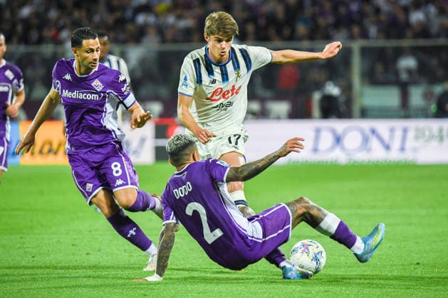 Fußball, Italien, AC Florenz - Atalanta Bergamo IPA84979180 - Charles De Ketelaere (Atalanta) hampered by Domilson Cordeiro Dos Santos Dodo (Fiorentina) during ACF Fiorentina vs Atalanta BC, Italian soccer Serie A match in Florence, Italy, May 22 2026  Copyright: xFabioxFagiolini IPAxSportx xx 84979180