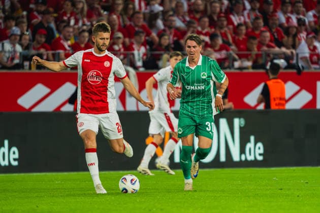 Jose Enrique Rios Alonso (Rot-Weiss Essen, 23) wird von Felix Klaus (SpVgg Greuther Fuerth, 30) bedraengt Rot-Weiss Essen vs. SpVgg Greuther Fuerth, Fussball, 2.Bundesliga-Relegation 2025 26, Relegation-Hinspiel, Saison 2025 26, 22.05.2026, DFL REGULATIONS PROHIBIT ANY USE OF PHOTOGRAPHS AS IMAGE SEQUENCES AND OR QUASI-VIDEO, Rot-Weiss Essen vs. FC Ingolstadt 04, Fussball, 2.Bundesliga-Relegation 2025 26, Relegation-Hinspiel, Saison 2025 26, 22.05.2026 Essen Copyright: xEibner-Pressefoto LukasxBaldygax EP_LBA
