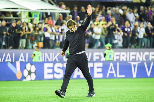 Fußball, Italien, AC Florenz - Atalanta Bergamo FOOTBALL - Serie A - ACF Fiorentina vs Atalanta BC Photo by IPA ABACAPRESS.COM84979181 - Head Coach Paolo Vanoli (Fiorentina) leaves the field amid applause and greets the crowd after the relegation battle. during ACF Fiorentina vs Atalanta BC, Italian soccer Serie A match in Florence, Italy, May 22 2026 Florence Italy  Copyright: xIPAxSport ABACAx