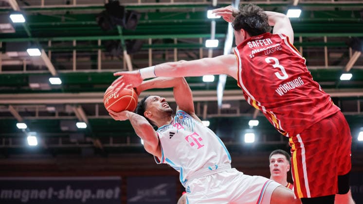 Im Bild: v.li. Joel Aminu (Telekom Baskets Bonn, 21) am Ball gegen Leo Saffer (Wuerzburg Baskets, 3) 22.05.2026, Basketball, Fitness First Wuerzburg Baskets vs. Telekom Baskets Bonn, easyCredit BBL Playoffs, 3. Viertelfinale, Deutschland, 97072, tectake-Arena Wuerzburg, Copyright: HMBxMedia xJulienxBecker