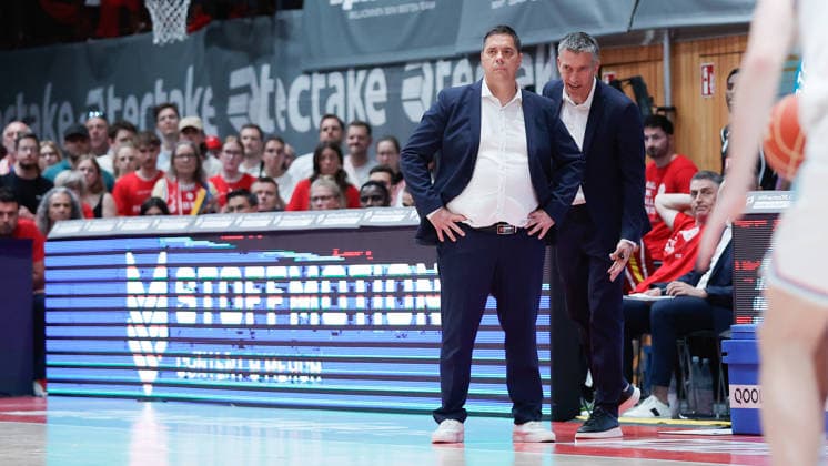 Im Bild: v.li. Head-Coach Sasa Filipovski (Wuerzburg Baskets) und Co-Trainer Dejan Mihevic (Wuerzburg Baskets) besprechen sich. 22.05.2026, Basketball, Fitness First Wuerzburg Baskets vs. Telekom Baskets Bonn, easyCredit BBL Playoffs, 3. Viertelfinale, Deutschland, 97072, tectake-Arena Wuerzburg, Copyright: HMBxMedia xJulienxBecker