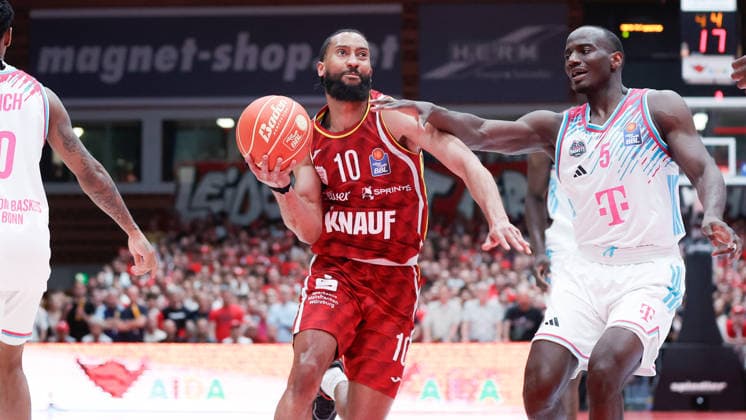 Im Bild: v.li. Davion Mintz (Wuerzburg Baskets, 10) am Ball gegen Tyler Birts (Telekom Baskets Bonn, 5) 22.05.2026, Basketball, Fitness First Wuerzburg Baskets vs. Telekom Baskets Bonn, easyCredit BBL Playoffs, 3. Viertelfinale, Deutschland, 97072, tectake-Arena Wuerzburg, Copyright: HMBxMedia xJulienxBecker